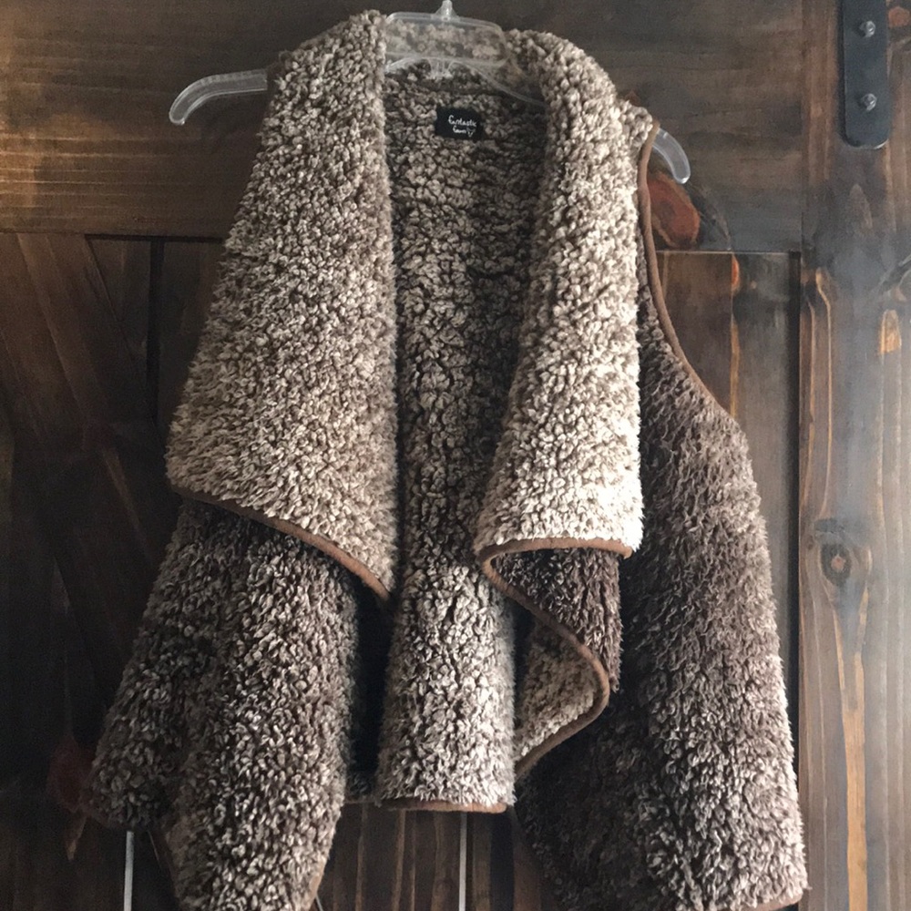 Sherpa style vest with pockets